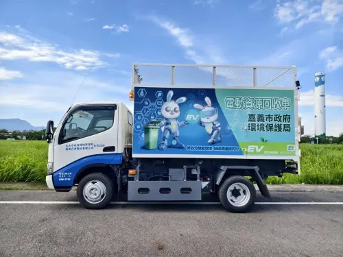 減碳再升級！資源回收車低碳化轉型　全台首輛電動資源回收車亮相
