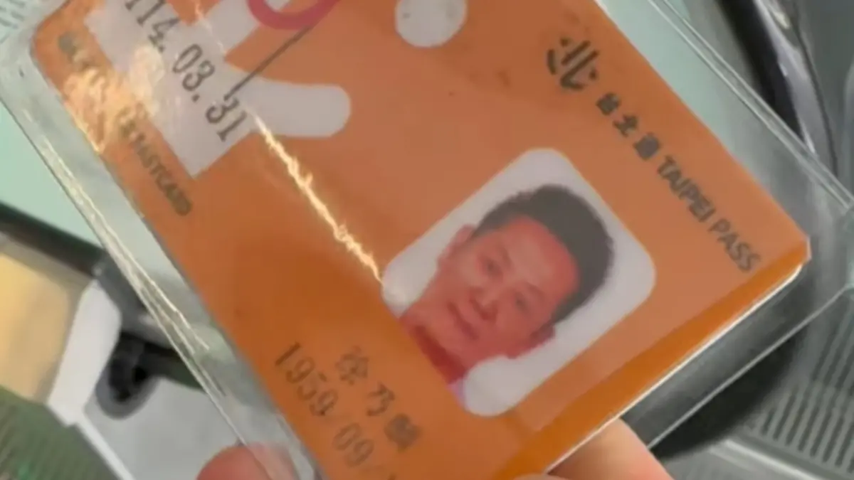 ▲有路人在路上撿到徐乃麟的敬老卡，驚呼：「怎麼可能！」並且對他的年紀感到很吃驚。（圖／IG @jid_ai2授權）