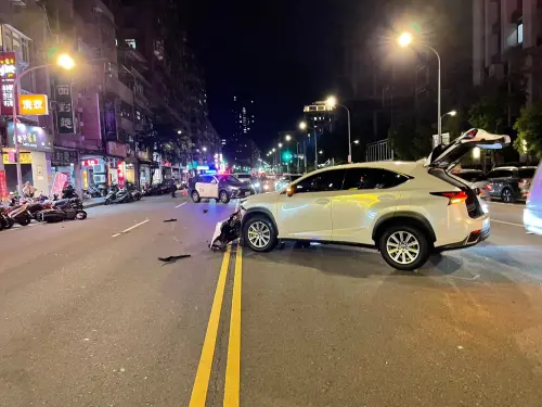 ▲肇事白色自小客車駕駛為29歲葉姓男子,疑貪圖方便違規跨越雙黃線迴轉,且未注意車行狀況,不慎與同向行駛的機車發生碰撞。(圖/翻攝畫面) ▲肇事白色自小客車駕駛為29歲葉姓男子,疑貪圖方便違規跨越雙黃線迴轉,且未注意車行狀況,不慎與同向行駛的機車發生碰撞。(圖/翻攝畫面)