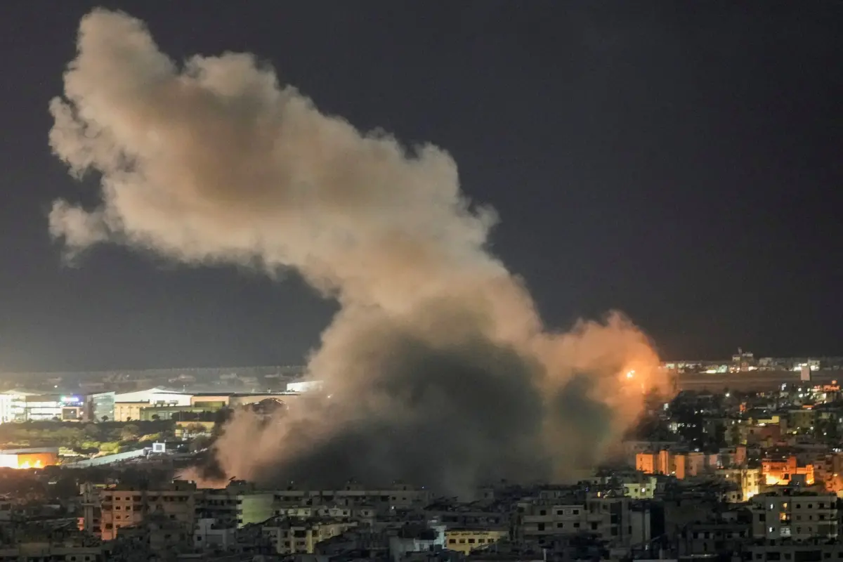 ▲以色列持續轟炸黎巴嫩，包含首都貝魯特，不只要剿滅真主黨高層，還將目標鎖定真主黨管理財務的金融機構，欲斬斷該組織金源。（圖／美聯社／達志影像）