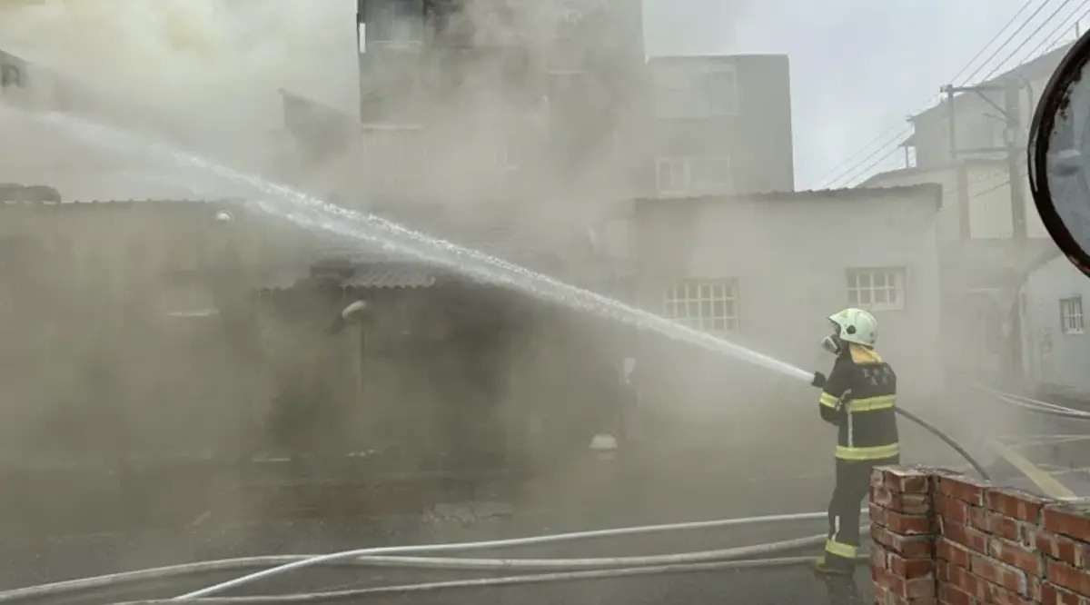 ▲今（22）日上午7時許，雲林麥寮橋頭統力五金百貨後側倉庫突冒火煙，警消獲報趕赴救援，約400平方公尺的面積全面燃燒，所幸無人員傷亡。（圖／翻攝畫面）