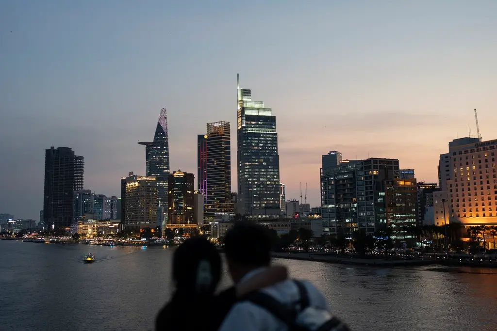 ▲住在越南胡志明的家庭正面臨生活成本急遽上漲的壓力，電費、水費、食品價格齊漲。圖為胡志明市夜景。（圖／美聯社／達志影像）