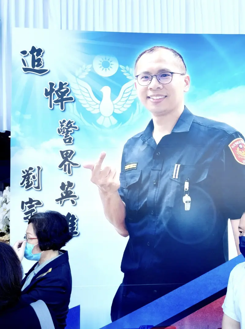 ▲劉宗鑫今天公祭，內政部長頒發楷模獎章、褒揚令及追晉劉宗鑫為2線3星組長，由劉父代表接下。（圖／翻攝台灣讚警臉書）