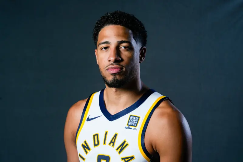 ▲NBA正要開季，但最近關於印第安納溜馬明星控衛Tyrese Haliburto的話題卻和籃球無關，他近日在祝賀饒舌歌手五角的影片中，畫面中他裸身站在3名金髮女郎旁邊。（圖／美聯社／達志影像）