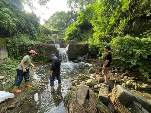 ▲ 臺中市西屯區協和里東大溪水環境巡守隊，辦理河川生態調查，掌握河道生態變遷與復育情況。（圖／中市環保局提供）