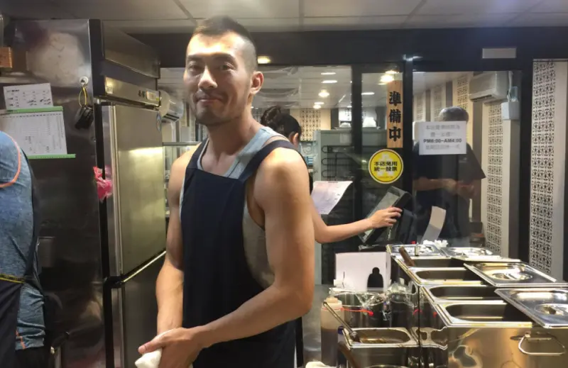 ▲邱隆杰經營牛肉麵店親力親為，經常到店裡下廚、工作。（圖／翻攝牛肉麵．雞湯臉書）
