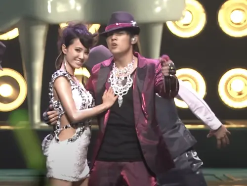 ▲蔡依林(左)與周杰倫之間的各種情仇在2010年的周杰倫演唱會上宣告消逝,彼此破冰合體演出〈給我一首歌的時間〉,台下觀眾驚呼連連,堪稱周杰倫歷來巡演中最經典的一幕。(圖/周杰倫 Jay Chou YouTube) ▲蔡依林(左)與周杰倫之間的各種情仇在2010年的周杰倫演唱會上宣告消逝,彼此破冰合體演出〈給我一首歌的時間〉,台下觀眾驚呼連連,堪稱周杰倫歷來巡演中最經典的一幕。(圖/周杰倫 Jay Chou YouTube)