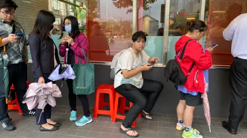 獵人盲卡開賣!頭香從桃園衝來7:30排隊 嗆買60包挖苦麥當勞黑紅 ▲專業排隊粉絲還自備椅子坐。(圖/記者蕭涵云攝)