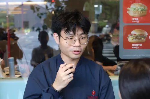 麥當勞獵人卡開賣排隊人潮圍餐廳半圈!怕被炎上噤聲不敢自稱鐵粉 ▲上班族許先生來搶學生時代就有看的《獵人》週邊。(圖/記者陳明安攝)