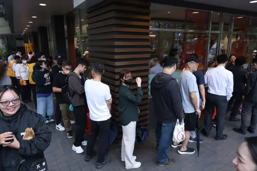 麥當勞獵人卡開賣排隊人潮圍餐廳半圈!怕被炎上噤聲不敢自稱鐵粉 ▲麥當勞獵人卡開賣,台北光復餐廳排隊人潮圍餐廳半圈。(圖/記者陳明安攝)