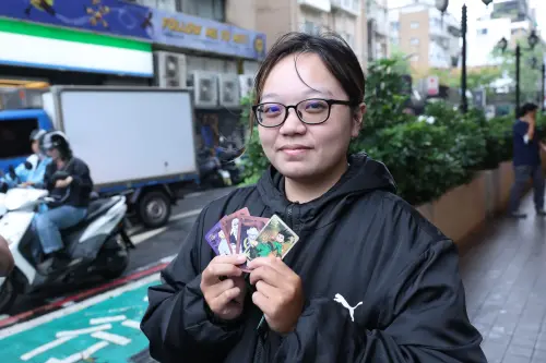 麥當勞獵人卡開賣排隊人潮圍餐廳半圈!怕被炎上噤聲不敢自稱鐵粉 ▲頭香蘇小姐秒抽中SSR特殊燙金等級的主角小傑。(圖/記者陳明安攝)