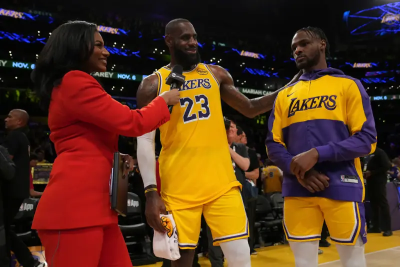 ▲洛杉磯湖人今(23)日在主場迎戰明尼蘇達灰狼，本場比賽「詹皇」LeBron James擔綱先發出戰，他也與其兒子Bronny James，在第二節比賽剩下4分鐘時一同上場，正式寫下NBA歷史新頁。（圖／美聯社／達志影像）