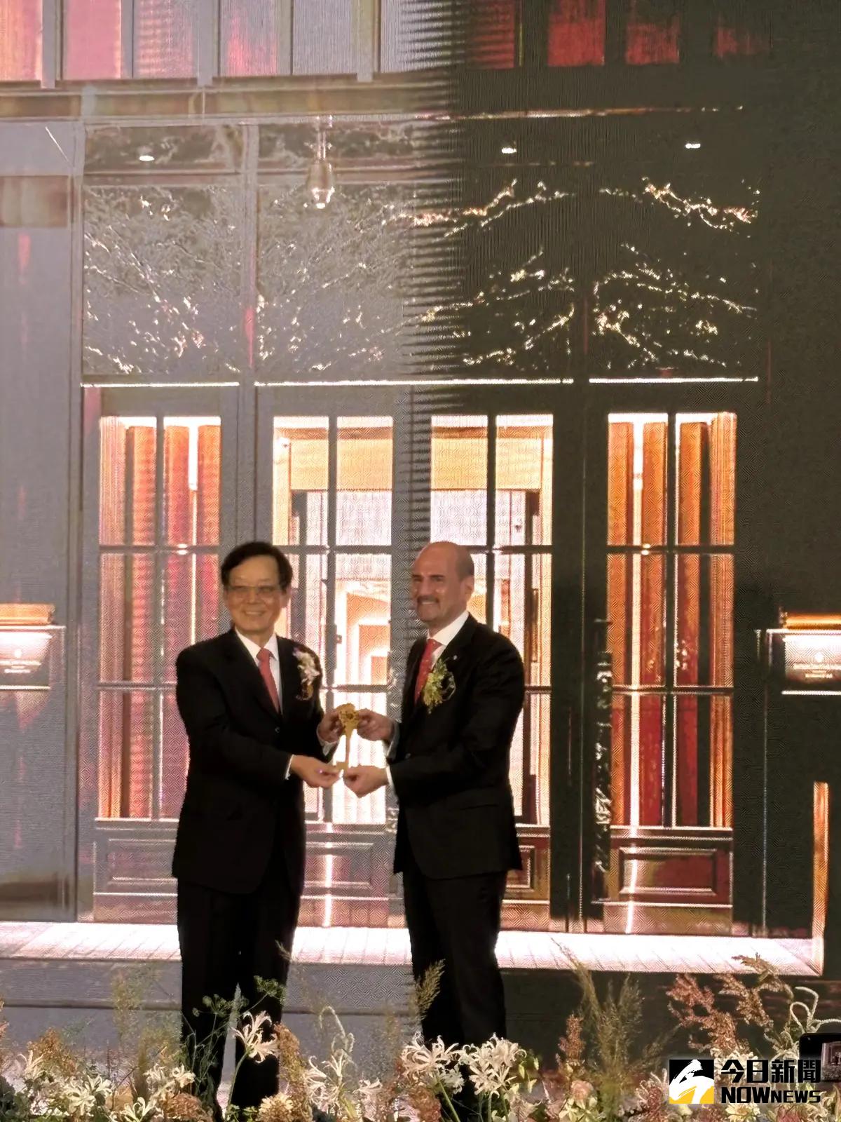 ▲台中勤美洲際酒店今揭幕，勤美集團董事長林廷芳(左）將象徵酒店的鑰匙交給酒店總經理埃里克，他依俗向外丟，寓意酒店開門後，往後50年、100年永不關門，且財源廣進。（圖／記者金武鳳攝，2024.10.23)