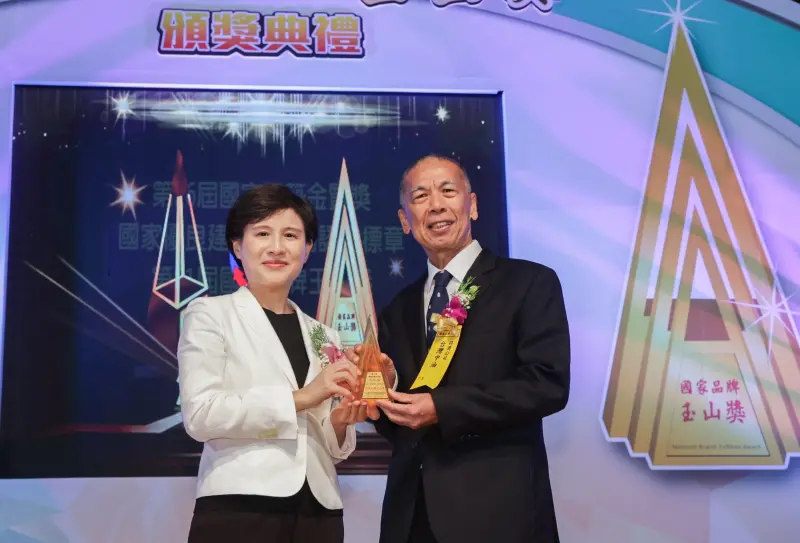 ▲台灣中油獲得第21屆國家品牌玉山獎傑出企業獎,由行政院副院長鄭麗君(左)頒獎給董事長李順欽。(圖/經濟部)