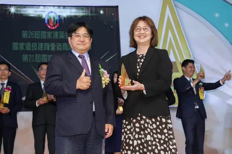 ▲台灣中油獲第21屆國家品牌玉山獎最佳人氣品牌類全國首獎,由副總經理廖惠貞(右)代表領獎。(圖/經濟部)