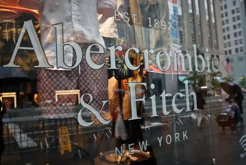 ▲A&F（Abercrombie & Fitch）在傑佛瑞斯（Mike Jeffries）掌舵期間，把公司塑造為充滿性暗示與半裸模特兒的「性感」品牌。（圖／美聯社／達志影像）