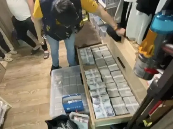 ▲警方在吳姓金主的豪宅更衣室抽屜內，查扣近五千萬元現金（圖/記者鄧力軍翻攝）