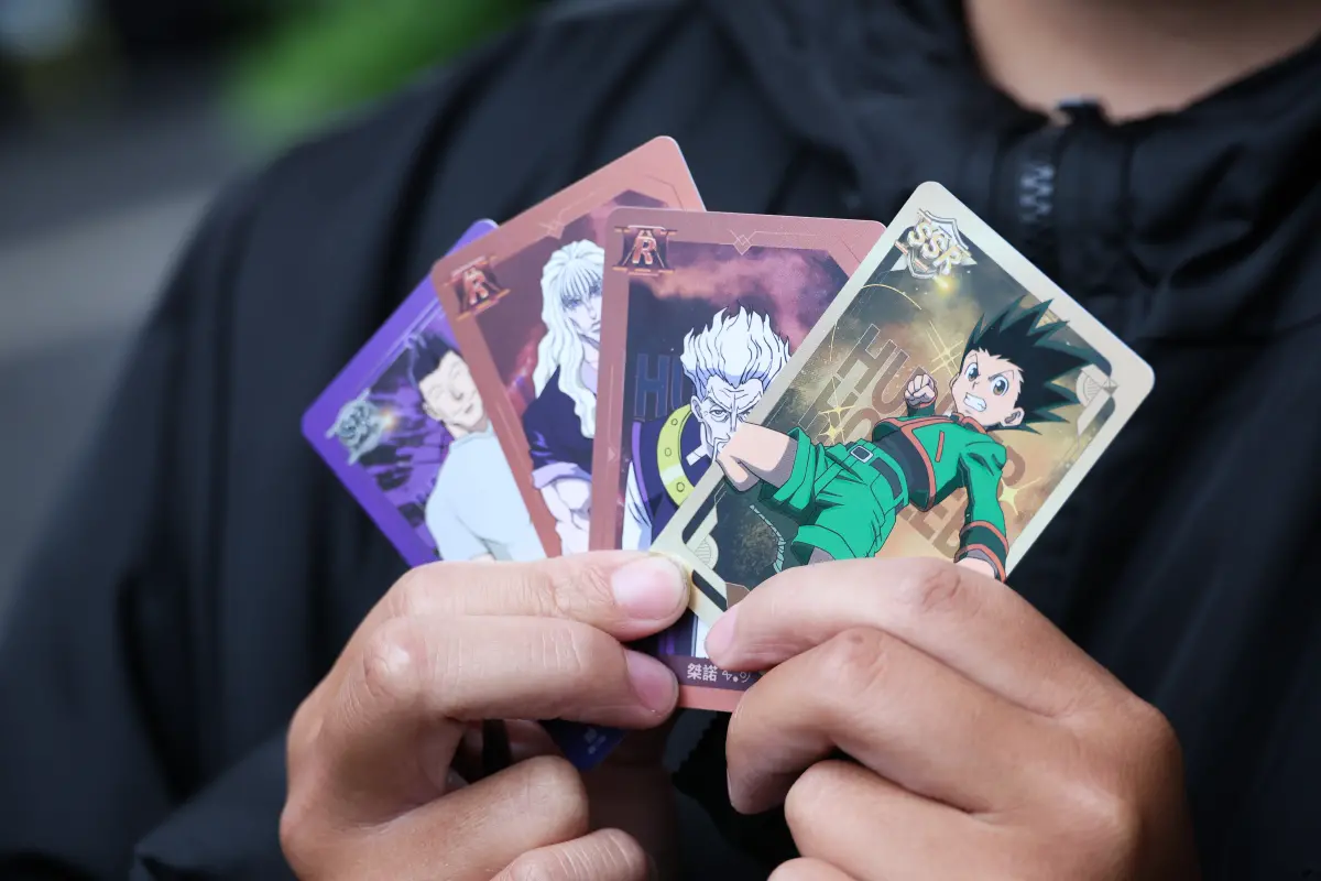 ▲麥當勞聯名《HUNTER×HUNTER獵人》卡牌包開賣「3小時完售」，抽中小傑SSR卡牌好興奮；官方Facebook粉絲團「一秒一留言」狂刷「獵人卡片收藏冊」抽獎活動，超過16萬人喊聲想要。（圖／記者陳明安攝）