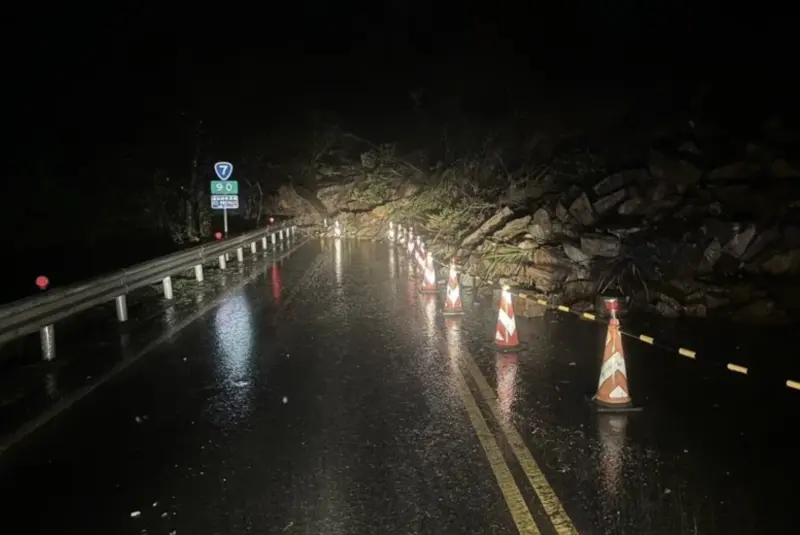 ▲受到潭美颱風外圍環流、與東北季風影響，宜蘭今（24）日降下豪雨，台7線北橫公路英士路段昨晚邊坡坍塌，縣府考量英士地區交通不便，今天上午宣布四季國小英士分校停班停課1天。（圖／翻攝畫面）