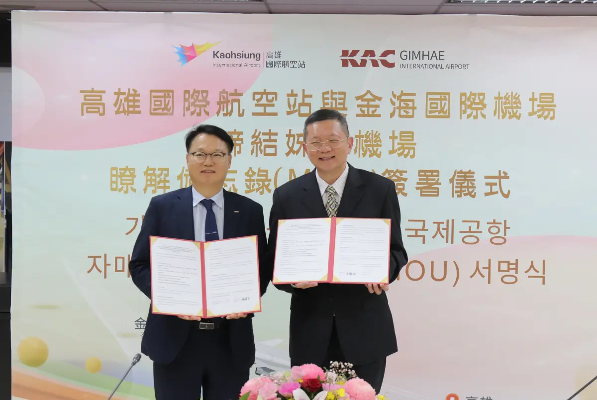 ▲高雄國際航空站主任傅耀南與金海機場空港長南昌熙，在高雄小港國際機場共同簽署瞭解備忘錄。(圖／高雄國際航空站提供)