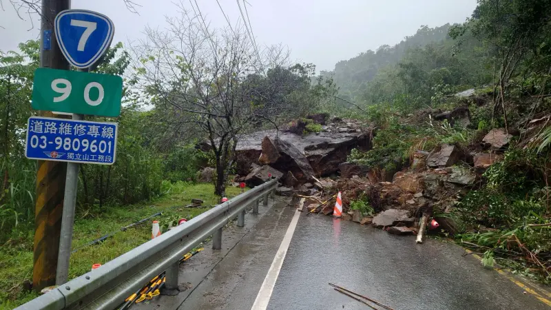 ▲連續降雨導致北橫公路台7線英士路段發生土石崩落，造成道路阻斷。（圖／公路局提供）