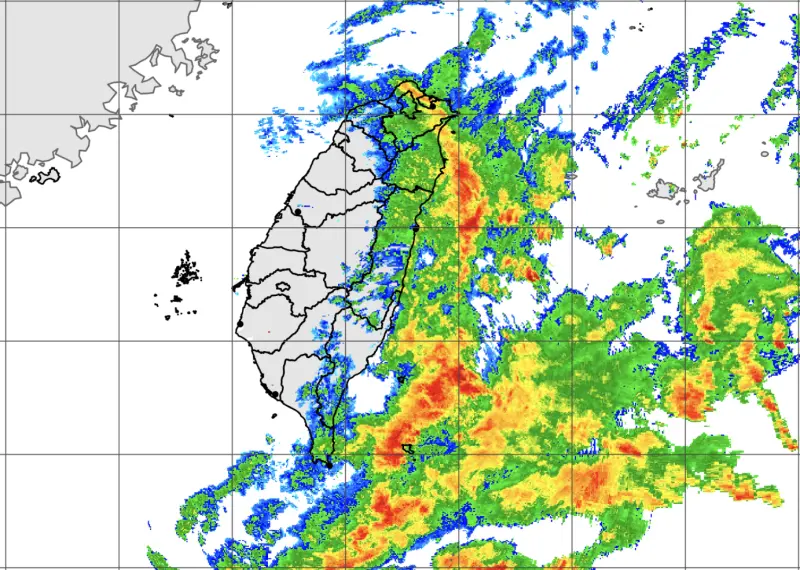 ▲第20號颱風潭美外圍環流與東北季風產生共伴效應影響，北部、東北部有豪雨等級以上降雨機會。（圖／中央氣象署提供）