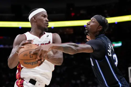 ▲邁阿密熱火今(24)日在主場展開新賽季首戰，一哥「士官長」Jimmy Butler擔綱先發出賽，全場個人上陣26分鐘卻只得到3分，正負值甚至還是全隊最低的-30。（圖／美聯社／達志影像）