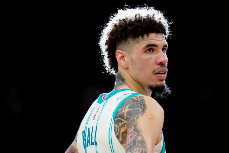 ▲夏洛特黃蜂球星「球弟」LaMelo Ball，今（24）日在開幕戰交手休士頓火箭，單場狂砍34分、8籃板、11助攻，帶隊完成逆轉勝。（圖／美聯社／達志影像）