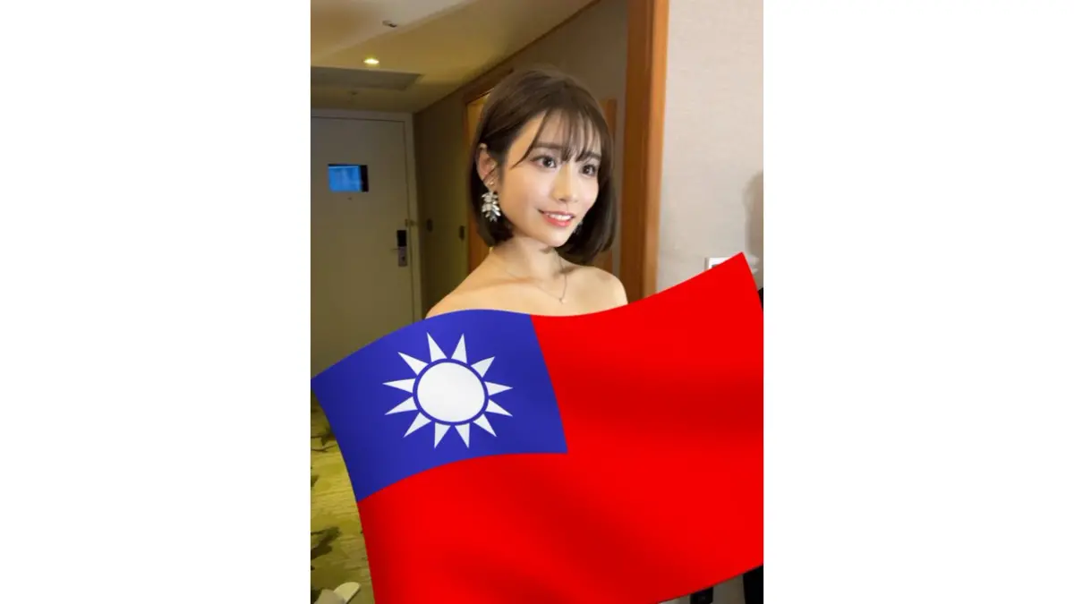 ▲河北彩伽（舊名：河北彩花）來台，還開心用中華民國國旗遮住上身，但發文不到30分鐘就被中國網友罵翻，貼文編輯了2次，最後直接刪文處理。（圖／MineS【公式】AVプロダクションマインズ X）