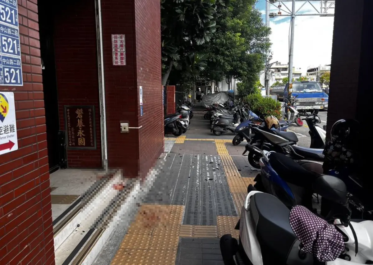 ▲彰化市中山路二段的國泰人壽大樓，今天大樓5、6樓間外牆玻璃突遭強風吹落，玻璃碎片砸傷1名53歲的孫姓婦人。（圖／翻攝畫面）