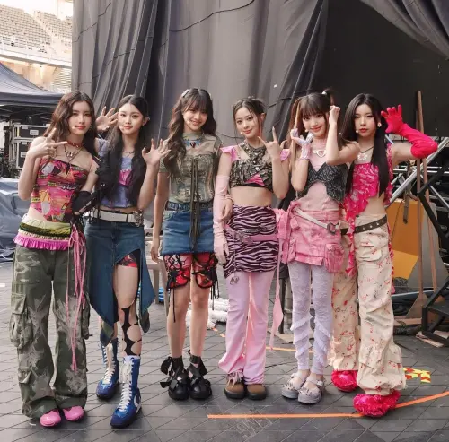 GENBLUE幻藍小熊為了這次音樂節做足準備,不過一站上舞台卻難擋「風神」的襲擊,每位女孩都因為風速過大而頭髮亂飛「狂吃頭髮」。(圖/天空娛樂提供) ▲GENBLUE幻藍小熊為了這次音樂節做足準備,不過一站上舞台卻難擋「風神」的襲擊,每位女孩都因為風速過大而頭髮亂飛「狂吃頭髮」。(圖/天空娛樂提供)