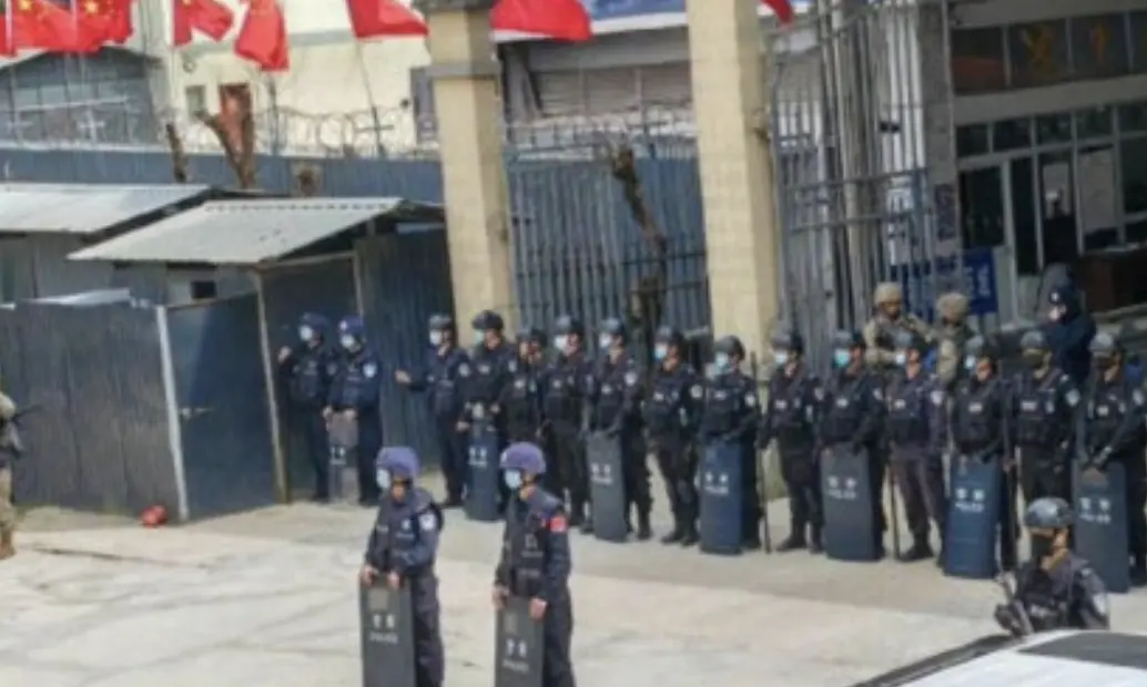 ▲緬甸內戰造成數萬人逃生，中國軍人「荷槍實彈」擋在中緬邊界，防止緬甸人逃到中國。（圖／翻攝自影片）