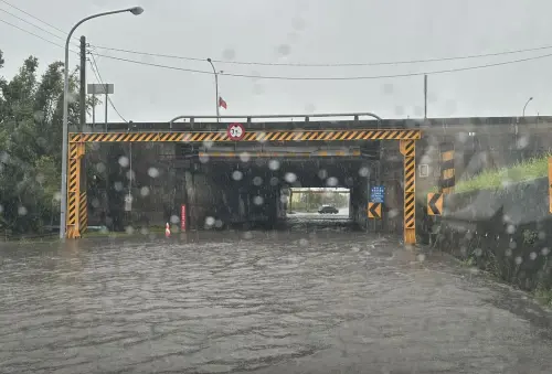 豪雨炸宜蘭、基隆！「馬路變小河」畫面曝　蘭陽大橋涵洞淹20公分
