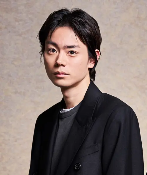 ▲▼第一季的「祕書」高橋一生(上)在《民王R》會驚喜登場;上次飾演兒子的菅田將暉,這次則以旁白的型態「獻聲」。(圖/民王R X) ▲▼第一季的「祕書」高橋一生(上)在《民王R》會驚喜登場;上次飾演兒子的菅田將暉,這次則以旁白的型態「獻聲」。(圖/民王R X)