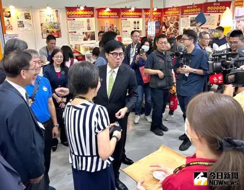 ▲高雄市長陳其邁巡視高雄海味專區攤位。(圖/記者黃守作攝,2024.10.24) ▲高雄市長陳其邁巡視高雄海味專區攤位。(圖/記者黃守作攝,2024.10.24)
