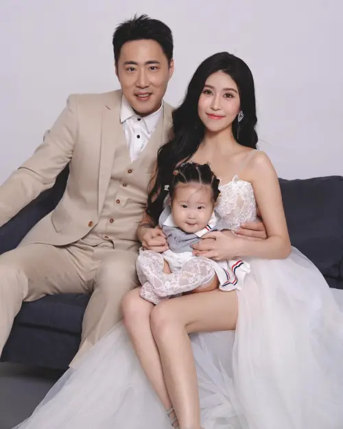 ▲余祥銓與太太柔柔的愛女小元寶即將於下月滿1歲,三人日前合照展露幸福洋溢。(圖/余祥銓 臉書) ▲余祥銓與太太柔柔的愛女小元寶即將於下月滿1歲,三人日前合照展露幸福洋溢。(圖/余祥銓 臉書)