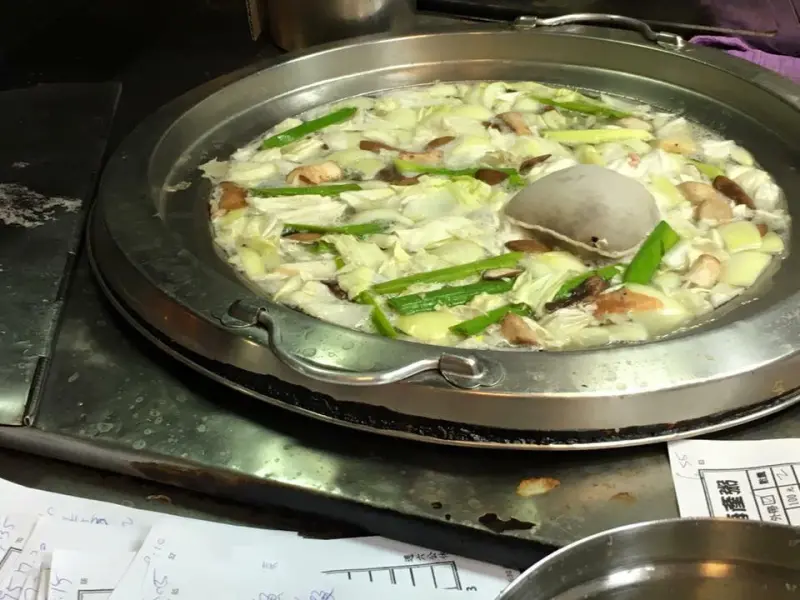 ▲日前驚傳將永久歇業的排隊名店「阿英海產粥」，宣告12月9日將由小老闆接手重新營業，新的菜單與營業時間也跟著曝光。（圖／翻攝自阿英海產粥臉書粉專）