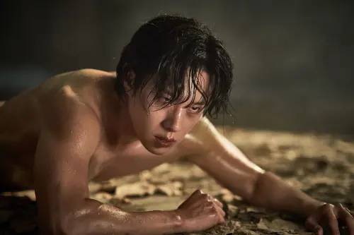 ▲《地獄公使2》中,金聖喆以復活的方式接續「鄭晉守」的人生故事。(圖/Netflix) ▲《地獄公使2》中,金聖喆以復活的方式接續「鄭晉守」的人生故事。(圖/Netflix)