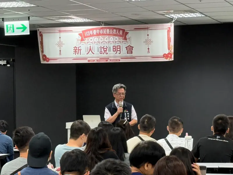 ▲臺中市政府民政局歐陽明副局長爲100對新人獻上婚禮祝福（圖／台中市政府民政局提供）