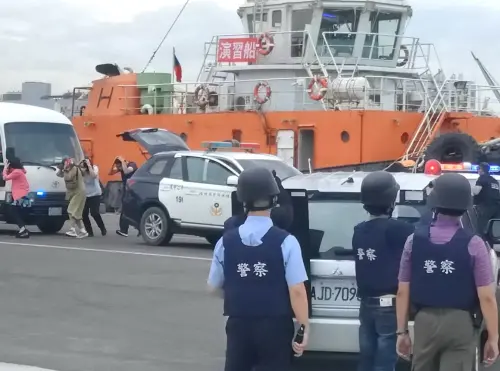 ▲警政署高雄港務警察總隊舉辦高雄港港安及港口設施保全實警演習，從陸、空發起解救人質行動，順利制伏歹徒，安全解救人質。(圖／高雄港務警察總隊提供)