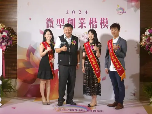 ▲勞動力發展署高屏澎東分署分署長郭耿華(左2),輔導黃若嵐(左1)、謝庭惠(右2)、許皓翔(右1)等3位微型創業家有成,獲勞動部微型創業楷模之殊榮。(圖/勞動部高屏澎東分署提供) ▲勞動力發展署高屏澎東分署分署長郭耿華(左2),輔導黃若嵐(左1)、謝庭惠(右2)、許皓翔(右1)等3位微型創業家有成,獲勞動部微型創業楷模之殊榮。(圖/勞動部高屏澎東分署提供)