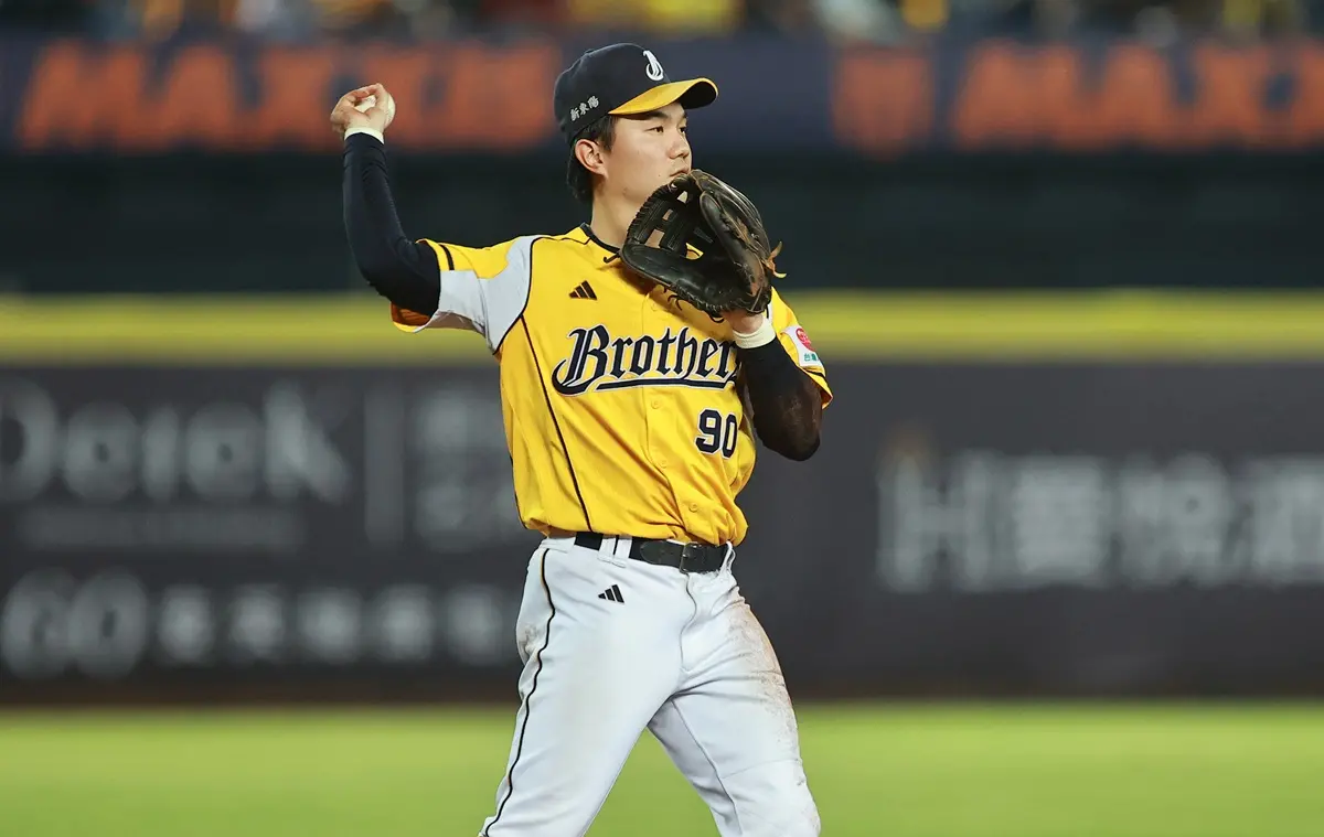 ▲中信兄弟明星游擊手江坤宇今（24）日跟球隊簽下一紙10年總價值超過1.4億合約，創下中職史上最年輕拿下平均月薪超過百萬紀錄，也成為聯盟首位簽下10年保障合約之球員，江坤宇在2023年中職明星賽成為聯盟人氣王，除了頂尖的球技，沈穩內斂的個性，讓人難以想像這位19歲就站穩一軍的明星游擊手，未滿25歲就能獲得10年破億大合約。。（圖／記者葉政勳攝，資料照）