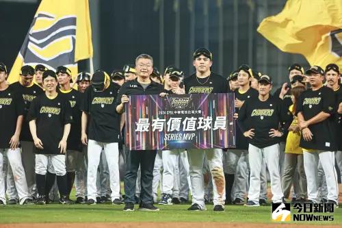 ▲中信兄弟在台灣大賽系列戰以4:1擊敗統一獅獲得中職35年總冠軍,外野手曾頌恩榮獲系列賽最有價值球員。(圖/記者葉政勳攝 , 2024.10.25) ▲中信兄弟在台灣大賽系列戰以4:1擊敗統一獅獲得中職35年總冠軍,外野手曾頌恩榮獲系列賽最有價值球員。(圖/記者葉政勳攝 , 2024.10.25)