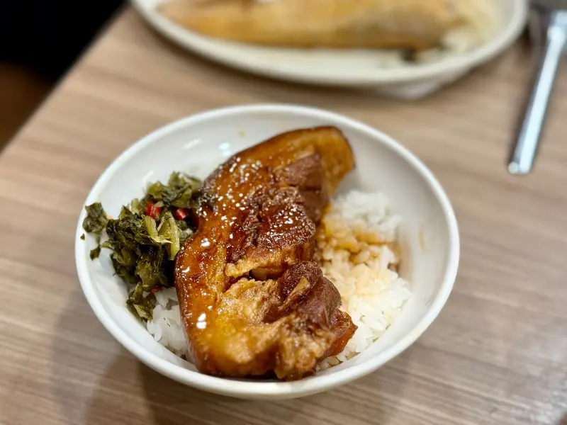 ▲「夜間部爌肉飯」是台中人氣小店，顧客絡繹不絕，值得一提的是，去年還曾發生有男客因不耐久候而砸店，足見其美味竟令人失去理性。（圖／記者葉盛耀攝）