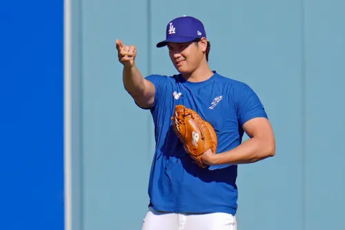 ▲洛杉磯道奇日籍球星大谷翔平,在世界大賽G1開打前,進行投球訓練,進行手術後最遠的80公尺傳接球練習,再度引起美國媒體猜測,是否有機會在世界大賽登板投球。(圖/美聯社/達志影像) ▲大谷翔平目前已開始休賽季的投球訓練,道奇總教練Dave Roberts也表示,大谷最快要等到明年季中才會再度登板投球。(圖/美聯社/達志影像)