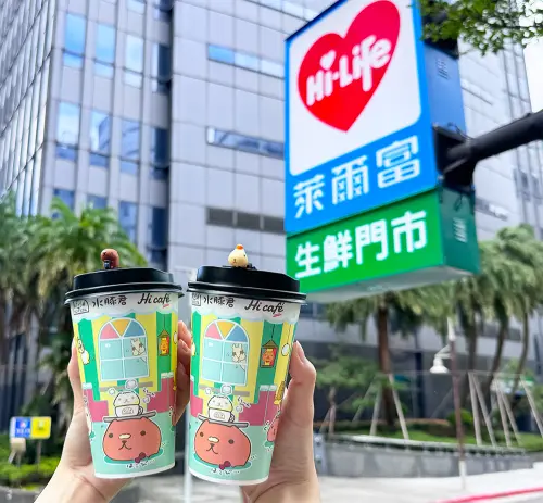 ▲購買Hi café大杯或特大杯飲品任2杯，則由萊爾富限量免費贈「水豚君造型杯塞」乙個。（圖／萊爾富提供）