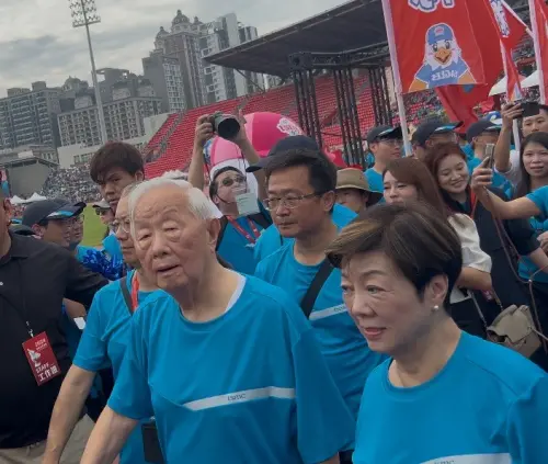 93歲張忠謀台積電運動會繞操場！驚見超狂個人海報　員工高喊愛你
