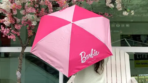 ▲10月26日至27日會員單筆滿2,000元可兌換「Barbie™雨傘」。（圖／Global Mall新左營車站提供）