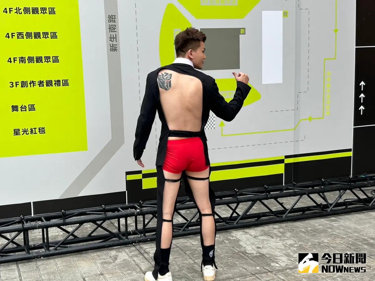 走鐘獎/孫生穿紅內褲走紅毯!西裝一轉身竟是全中空造型 | 娛樂 | NOWnews今日新聞