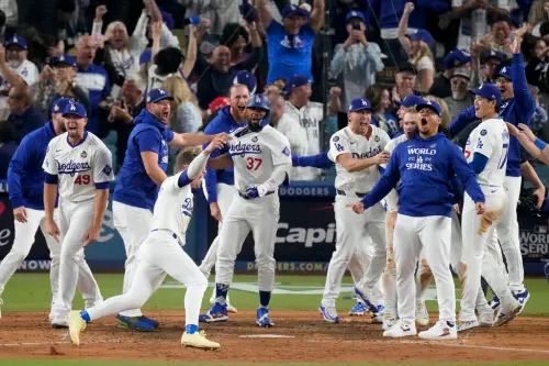 ▲道奇球星Freddie Freeman在去年世界大賽G1延長賽10局下半，一棒轟出再見滿貫砲，幫助道奇以6：3逆轉擊敗洋基。（圖／美聯社／達志影像）